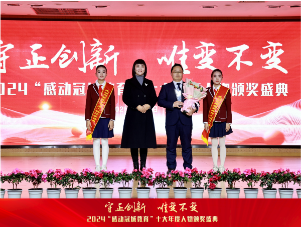 吴霞颁奖