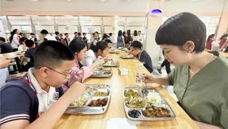 家长陪餐进校园 家校携手筑防线